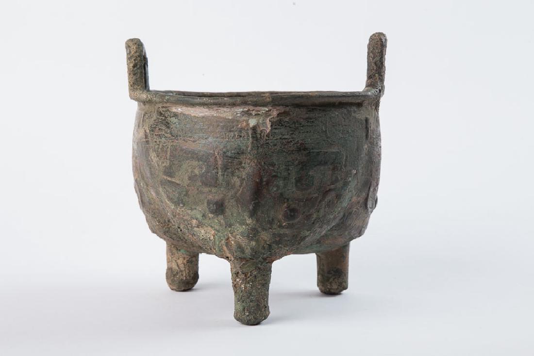AN ARCHIAC BRONZE RITUAL VESSEL (1 of 10)