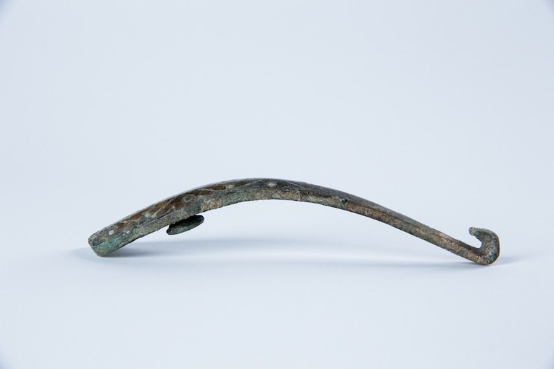 CHINESE SILVER INLAID BRONZE BELT HOOK, WARRING STATE (1 of 8)