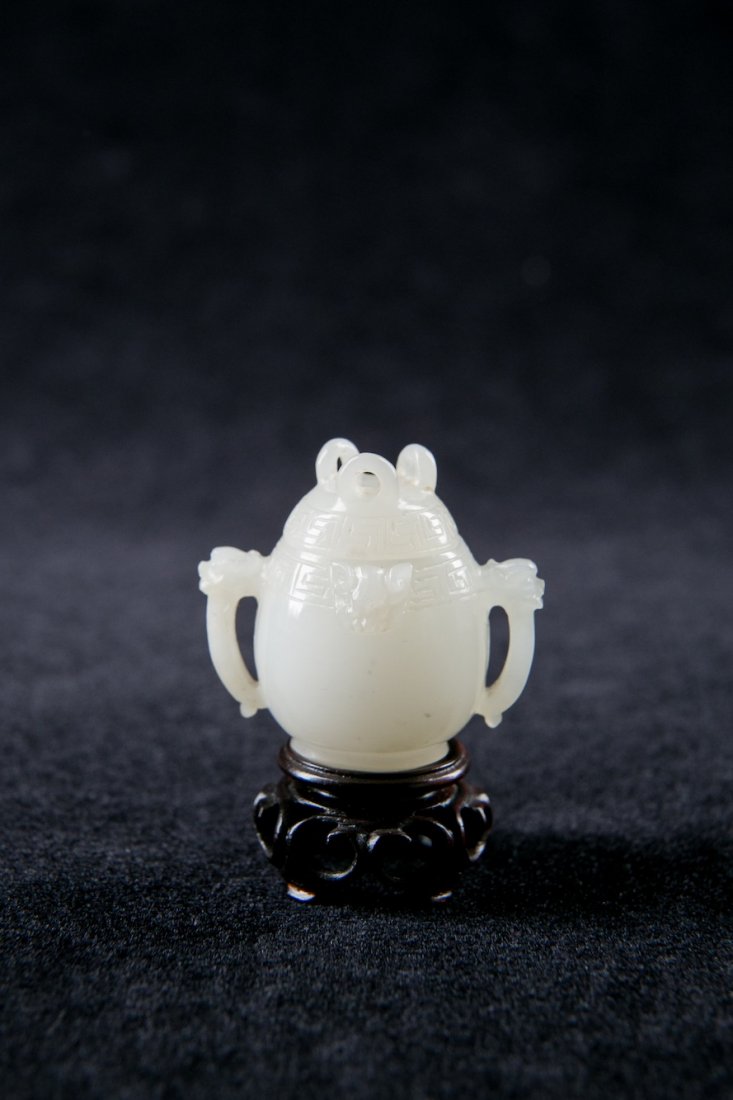 A CHINESE WHITE JADE JAR WITH LID, 18TH CENTURY (1 of 10)