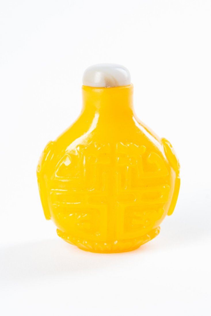 A CHINESE YELLOW GLASS SNUFF BOTTLE, 19/20 CENTURY (1 of 10)