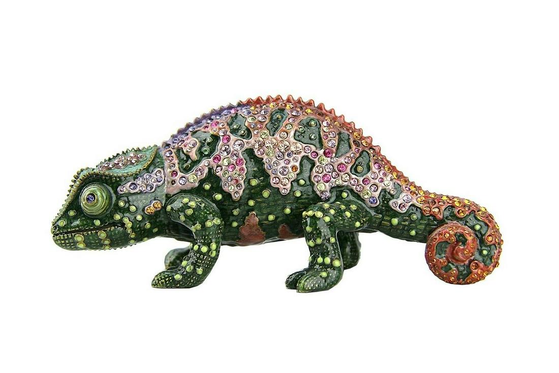 JAY STRONGWATER CHAMELEON LOUIE SWAROVSKI CRYSTALS PINK: JAY STRONGWATERCHAMELEON "LOUIE"PINK BELLY, GREEN BODY.Enamel over metalHand-set MulticolorSwarovski Crystals.6" L x 2 3/4' H x 2"Handcrafted in USABrand New NO BOX100% AUTHENTIC GUARANTEED