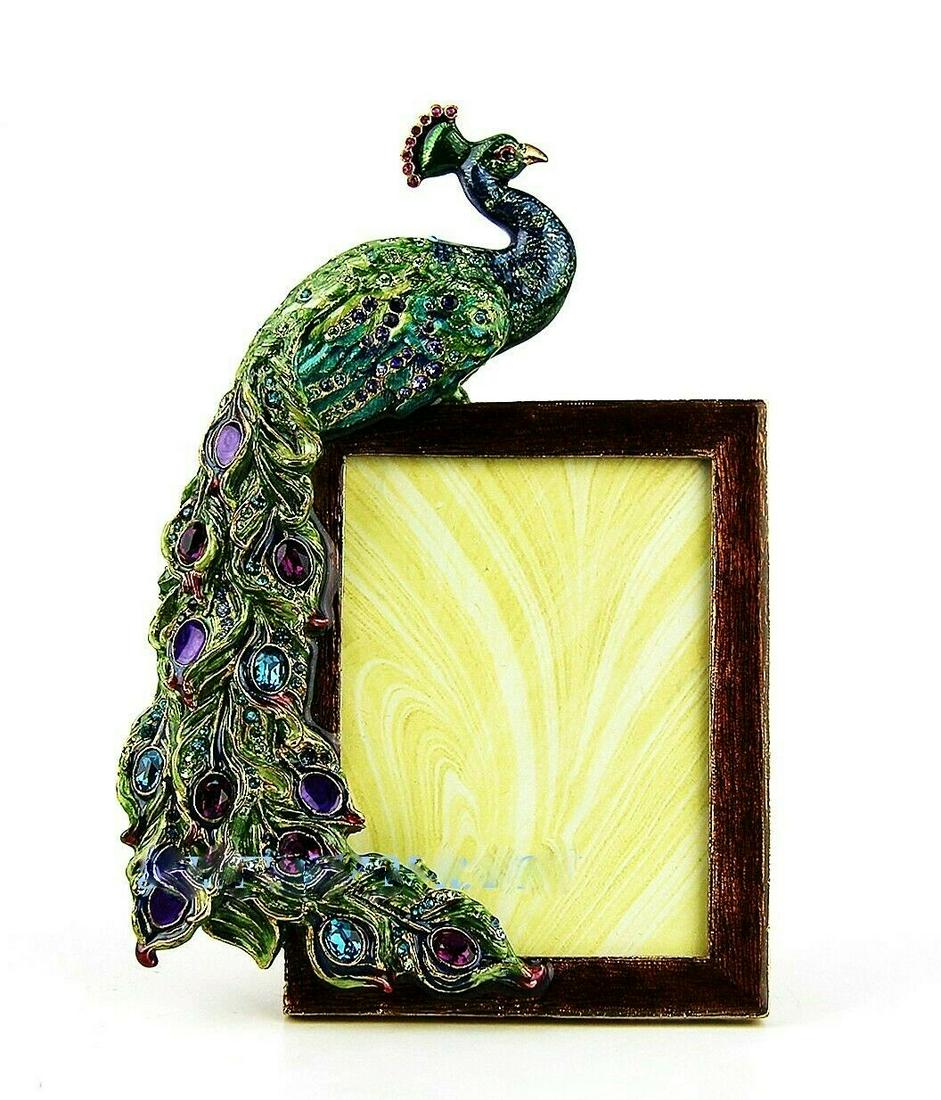 JAY STRONGWATER GRANT PEACOCK FRAME SWAROVSKI NEW 3" x: JAY STRONGWATER AMAZING PEACOCK FRAME.From PEACOCK CollectionName: GRANTBrand New, ORIGINAL BOX, DUST BAGHandpainted Enamel over metalHand-set Swarovski Crystals.6.5" Tall x 4" WideHolds 3" x 4" Photo