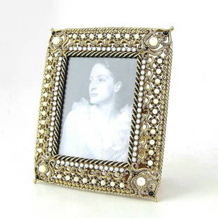 JAY STRONGWATER PATRICIA GOLD PEARL FIRST JAY'S FRAME: JAY STRONGWATERJAY'S FIRST FRAMEFrom ANNIVERSARY collectionName: PATRICIAColor: Gold, PearlHand enameled; hand-set SWAROVSKI Crystals.Holds 3" x 4" Picture.Frame: 5" x 6 1/4"Brand New, ORIGINAL BOX, D