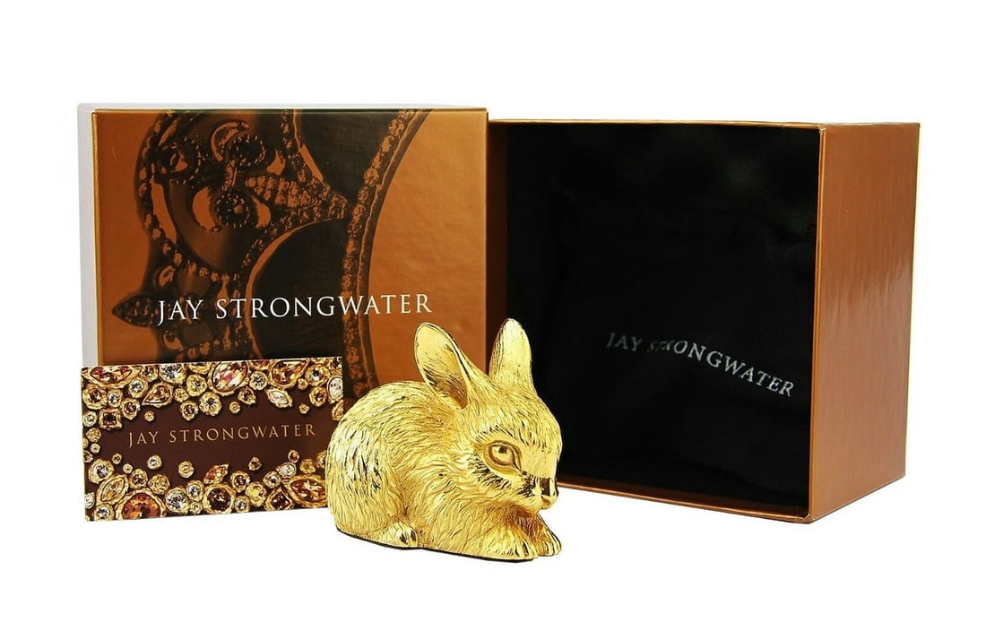 JAY STRONGWATER LARGE 3,75" COMPOSITION BUNNY CLAIRE BRAND NEW 18K GOLD PLATED: JAY STRONGWATERLARGE BUNNY FIGURINE18K YELLOW GOLD PLATEDCollection: COMPOSITIONName: CLAIRE Color: GOLD3 3/4" Long x 3" Tall x 2 1/8" WideHand Made in United States.BRAND NEW, ORIGINAL BOX