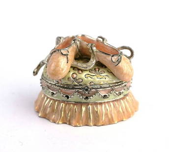 JAY STRONGWATER BALLET SLIPPERS TRINKET BOX: JAY STRONGWATERAMAZING BALLET SLIPPERS TRINKET BOXColor: PINKHandpainted Enamel over metalHand-set Multicolor Swarovski Crystals.2.25" Long x 1.75" Wide x 1.5" TallBrand New, ORIGINAL BOX.