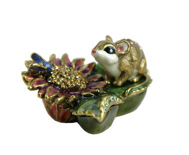 JAY STRONGWATER GORGEOUS CHANA MOUSE & MUM FLORA TRINKET BOX with SWAROVSKI CRYSTALS: JAY STRONGWATER A STUNNING MOUSE & MUM TRINKET BOXHINGED Name: CHANAFrom MEADOW collectionHandcrafted in the USAHandpainted Enamel over metalHandset CLEAR, PINK & MULTICOLOR Swarovski Crystals2 1/4"W