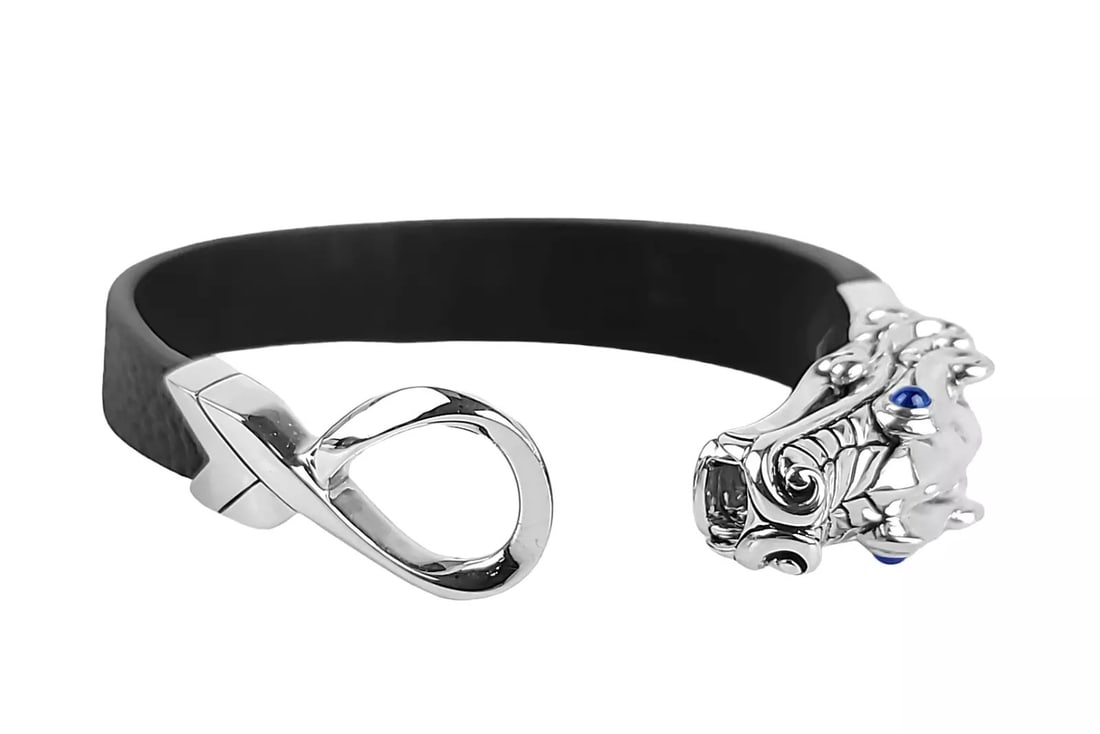 JOHN HARDY LEGENDS NAGA LEATHER ST. SILVER BLUE SAPPHIRE BRACELET SZ M NEW 208B: JOHN HARDYGORGEOUS LEGENDS NAGA BRACELET MADE OF SOLID .925 STERLING SILVER NAGA EYES MADE OF BLUE SAPPHIRES BLACK LEATHERApproximately: SIZE M (Medium)Total (Wearable) Length: 7.5"Leather: From 10 mm