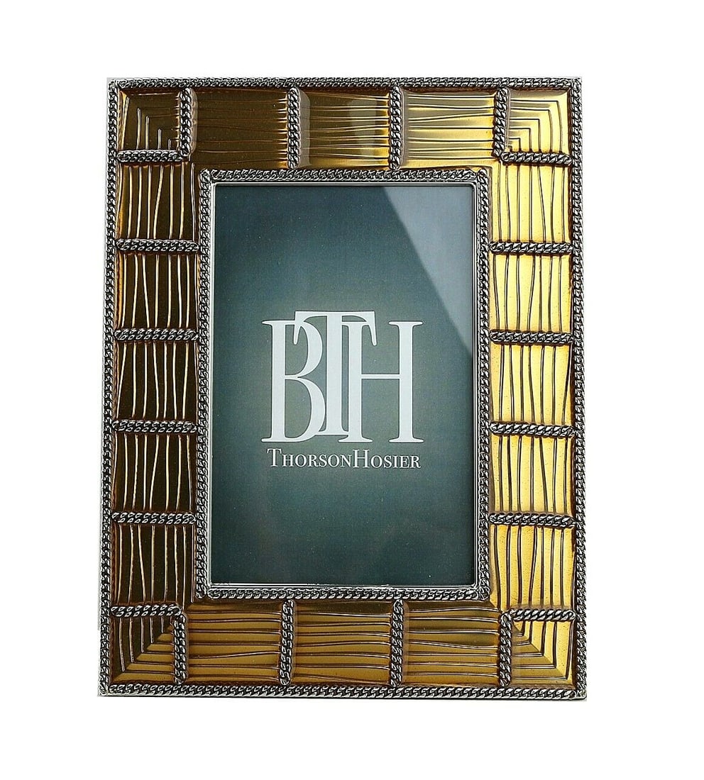 THORSON HOSIER 4x6 BOGATA GOLDEN ENAMEL METAL FRAME #29 BX27: Thorson & HosierAmazing High Quality Frame - #29Name: BOGATAColor: "GOLDEN"Will fit 4"x 6" photoFrame: 8.75" x 6.75"This frame made in USA at the same factory where they made all Jay Strongwater items