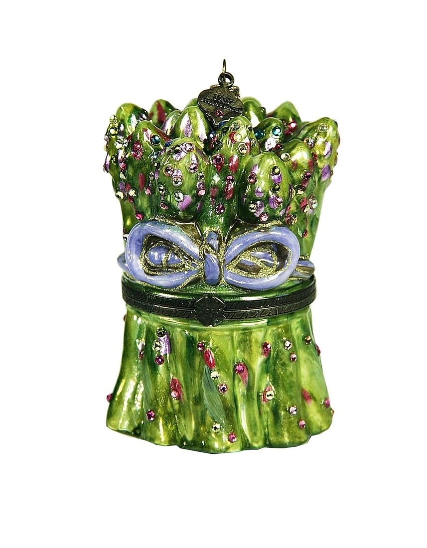 JAY STRONGWATER HINGED ASPARAGUS GLASS ORNAMENT: JAY STRONGWATEREXTREMELY RARE!!!Please See ALL 8 Pictures, as they are Main Part of a Description!HINGED ASPARAGUS GLASS ORNAMENTColor: GREENApprox. 5" Tall x 2.75" WideMade of Glass withMulticolor SW