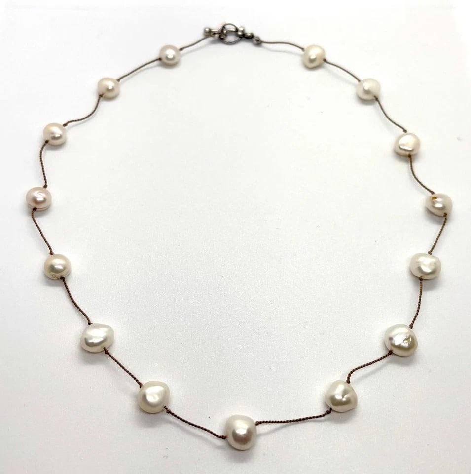 Vintage REAL Freshwater Pearl Necklace, Total weight: 12grams (pearls + clasp).: Vintage REAL Freshwater Pearl Necklace, Total weight: 12grams (pearls + clasp).A minimalist design with pearls spaced on fine thread and finished with a sterling silver clasp marked 925.Great vintage