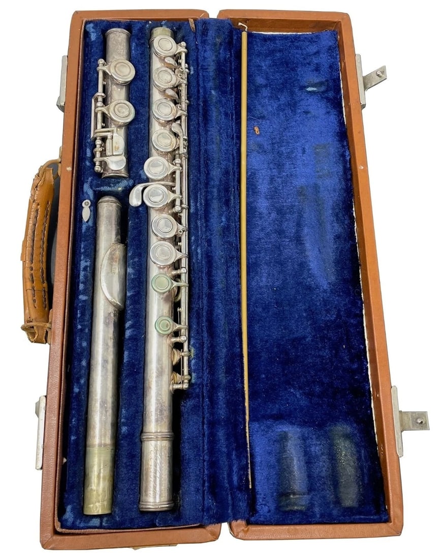 Vintage / Antique F.E. Olds Ambassador flute Silver with case: Vintage / Antique F.E. Olds Ambassador flute Silver with case, 100% Authentic+This Antique/Vintage F.E. Olds & Sons Ambassador USA silver flute. Comes with a case and is perfect for those who enjoy pl