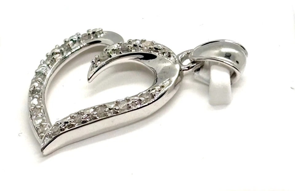 Gorgeous Sterling Silver Real Round Diamonds Heart Pendant 1/8 Cttw (1 of 6)
