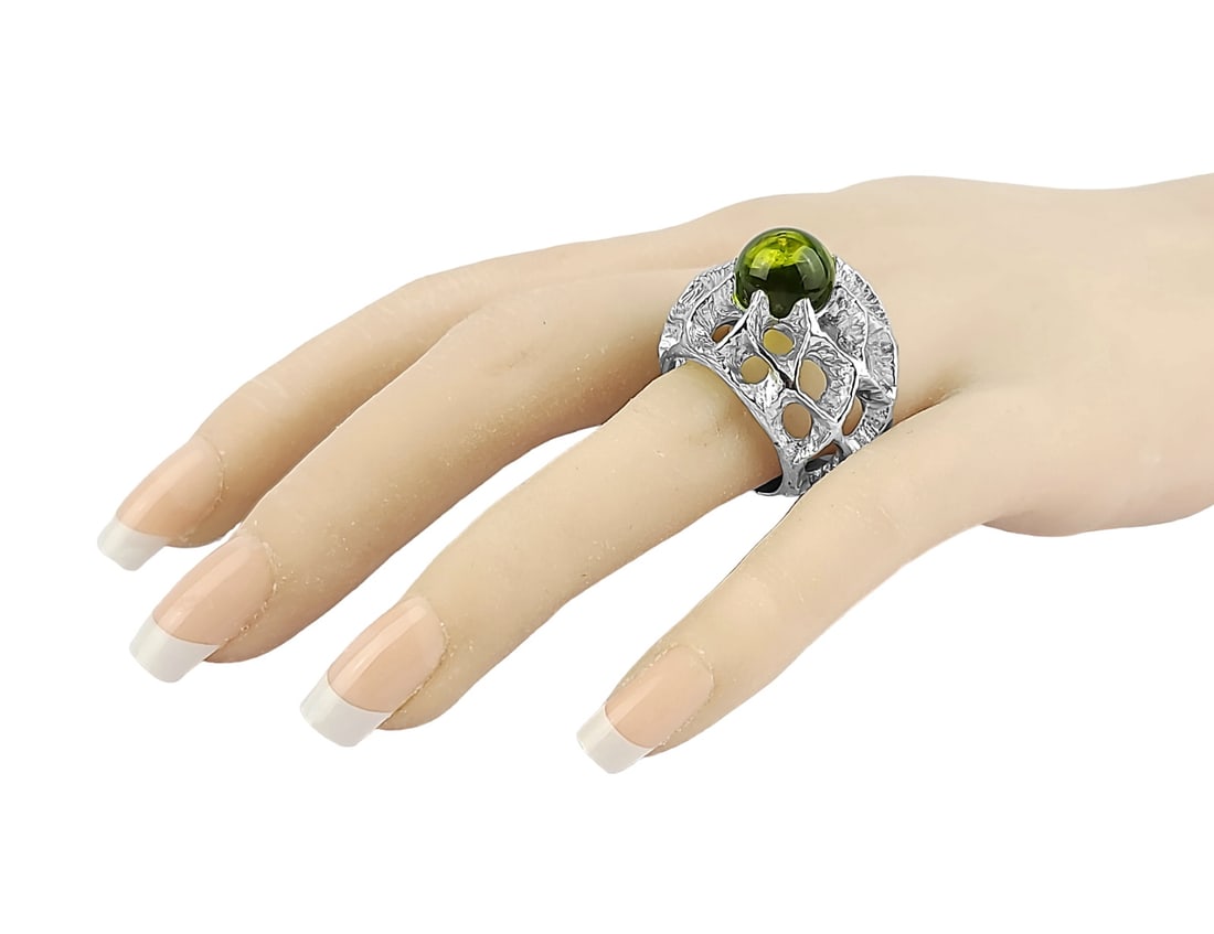 BACCARAT MERVEILLE RING SMALL 925 ST. SILVER W OLIVINE SZ 57 US 8: BACCARATBRAND NEW AND 100% AUTHENTICMADE IN FRANCEMERVEILLE RING - SMALL 2610450SOLID .925 STERLING SILVERSize 57 - 8 (US)32 mm Tall x 27 mm Wide x 19 mm DeepCrystal: 11 mm DiameterNO BOX