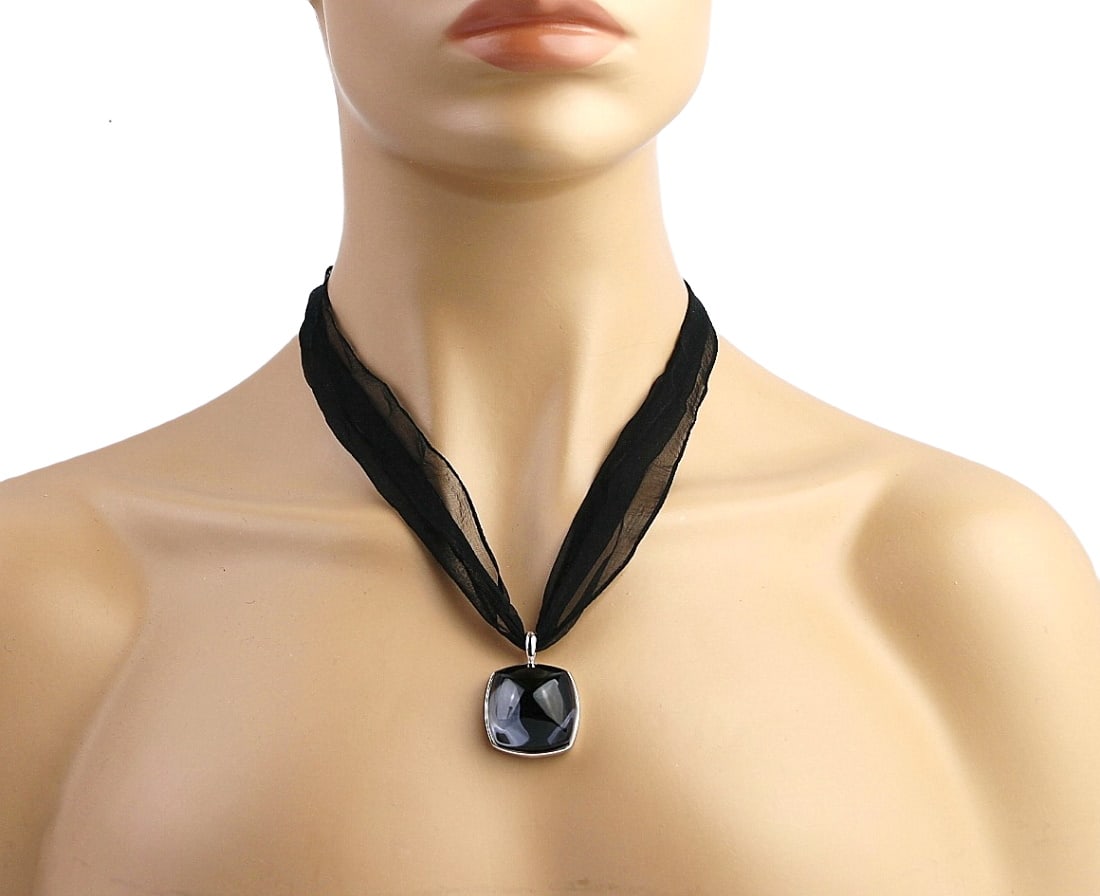 BACCARAT MEDICIS ST. SILVER PENDANT NECKLACE LARGE BLACK MORDORE FRANCE: BACCARAT 100% BRAND NEW, 100% AUTHENTIC.LARGE BLACK MORDORE MEDICIS full-lead crystal NECKLACEStyle: 2802952Please see ALL 4 Pictures!.925 STERLING SILVER FRAME 26 mm Square16 mm ThickCHIFFON SILK COR
