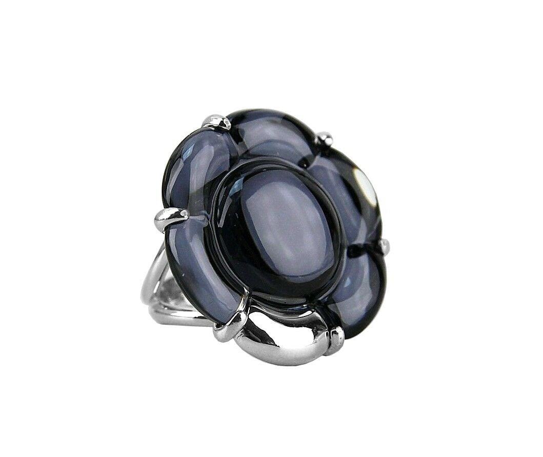 BACCARAT B FLOWER ST. SILVER Sz: 5.5 US (51) BLACK MORDORE LARGE RING: MADE IN FRANCE100% AUTHENTICBACCARATB FLOWER .925 STERLING SILVER LARGE RINGMain Stone: Full-Lead Crystal, BLACK MORDORE.Ring Stone Approx 1 1/4" Diameter.SIZE 51 = 5.5 (US)ID: 2806560BRAND NEW, NO