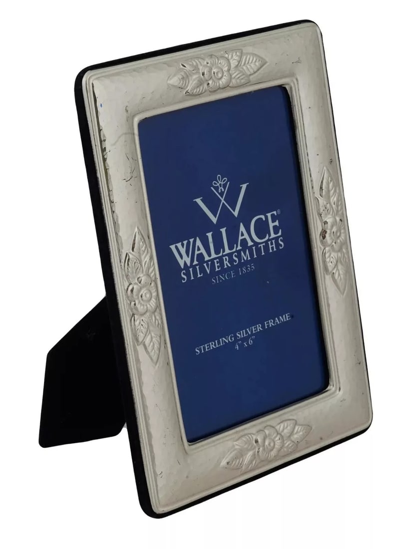 Fine Italian .925 Sterling Silver Hand Embossed Picture Frame Weight 310 grams: Fine Italian .925 Sterling Silver Hand Embossed Picture Frame Weight 310 grams.An Italian 925 Sterling Silver picture frame made in the Victorian manner. The frame is adorned with a floral motif. Dark