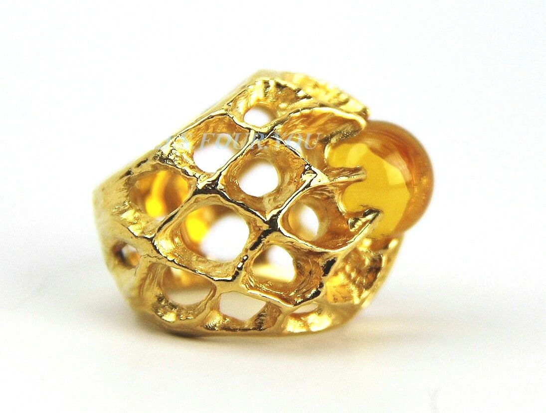 BACCARAT MERVEILLE SM RING VERMEIL ST. SILVER SIZE 51: BACCARATBRAND NEW AND 100% AUTHENTICMADE IN FRANCEMERVEILLE SM RINGVERMEIL VERMEIL is Solid sterling Silver Plated with 24K Gold1 1/8" Wide x 1 1/4" TallSize 51 - 5,5 (US)Crystal: 1/2" DiameterNO BOX