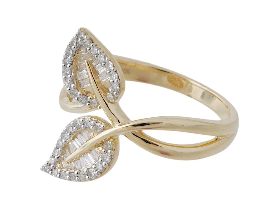 A vintage 10K yellow gold ring. Leaf design, with round and baguet Diamonds 4grams, Size 8 (1 of 9)