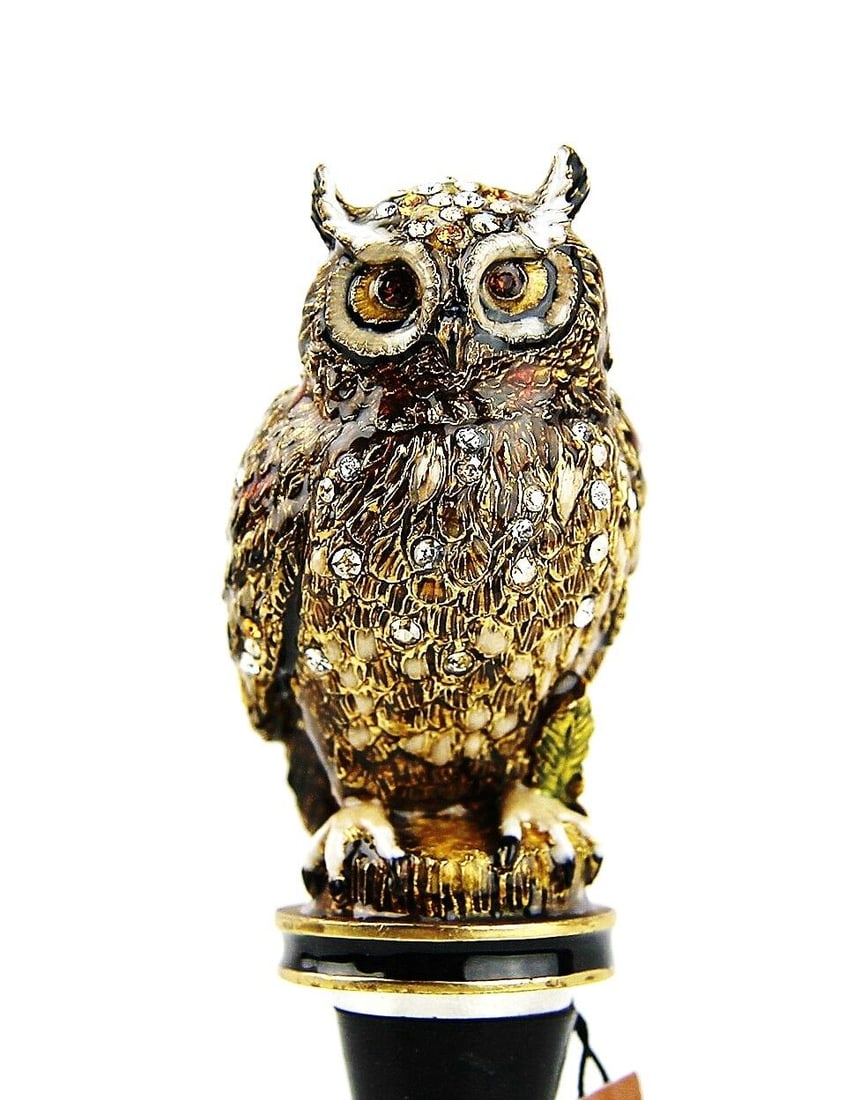 JAY STRONGWATER HECTOR OWL WINE STOPPER & STAND SWAROVSKI: JAY STRONGWATERABSOLUTELY WONDERFULHECTOR OWL WINE STOPPERSTAND INCLUDEDFROM GREAT GIFTS COLLECTIONHANDPAINTED ENAMEL OVER METALHAND SET SWAROVSKI CRYSTALS5" High x 1 1/2" Wide x 1 3/4" DeepBRAND NEW,