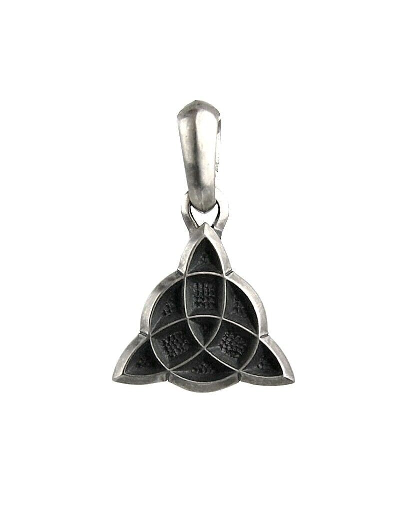 DAVID YURMAN STERLING SILVER 18 mm CELTIC KNOT AMULET ENHANCER 66P: DAVID YURMANGORGEOUS STERLING SILVER PENDANT - #66PCELTIC KNOT AMULET ENHANCER.MADE OF .925 STERLING SILVERNO CHAIN INCLUDEDAmulet: 18 mm Wide x 28 mm Tall (With Bale)4 mm ThickORIGINAL BOX, POUCH &