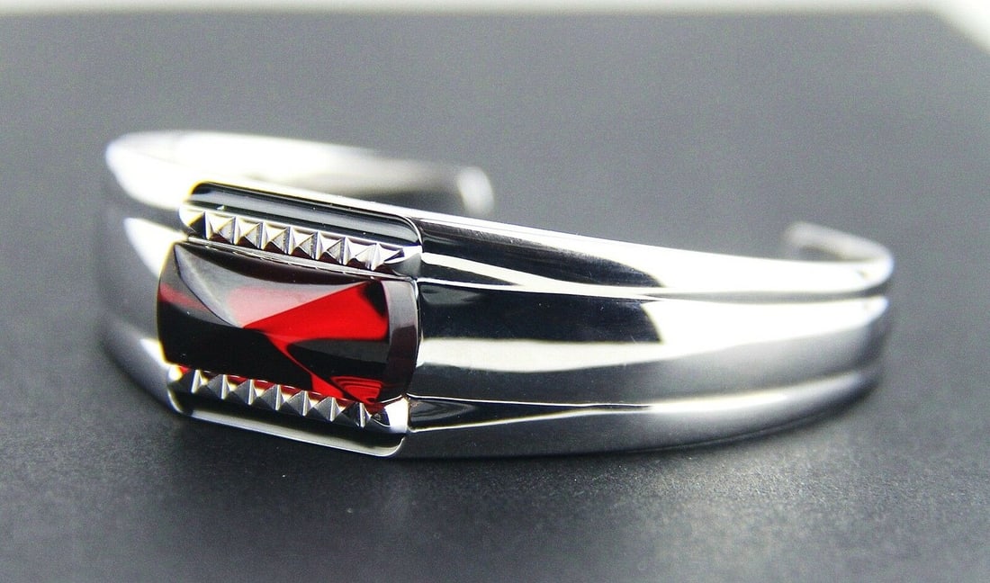 BACCARAT LOUXOR STERLING SILVER RED MIRROR BRACELET: BACCARATBRAND NEW, NO BOX.LOUXOR .925 STERLING SILVER BRACELETMain Stone: Full-Lead Crystal, RED MIRROR 6 1/2" Long (including opening) - 169 mmTop part: 20 mm x 20 mmNear Opening: 7 mm WideWeight: 57