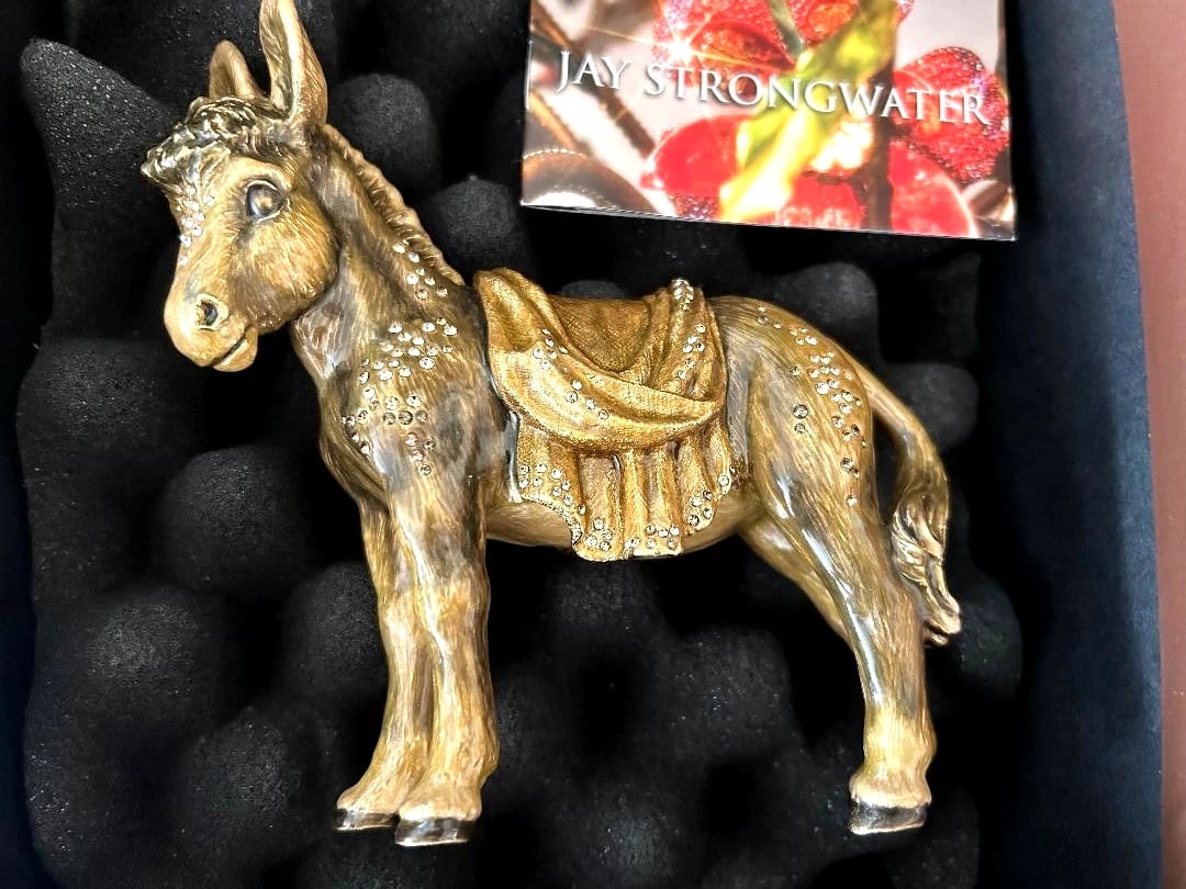 Jay Strongwater VERY RARE Donkey Figurine - WITH ORIGINAL BOX and INCERT. MINT CONDITION 100% AUTHE: Jay Strongwater VERY RARE Donkey Figurine - WITH ORIGINAL BOX and INCERT. MINT CONDITION 100% AUTHENTIC. MADE IN RHODE ISLAND, USA.Jay Strongwater Donkey FigurineEmbellish your world with Jay Strongwa