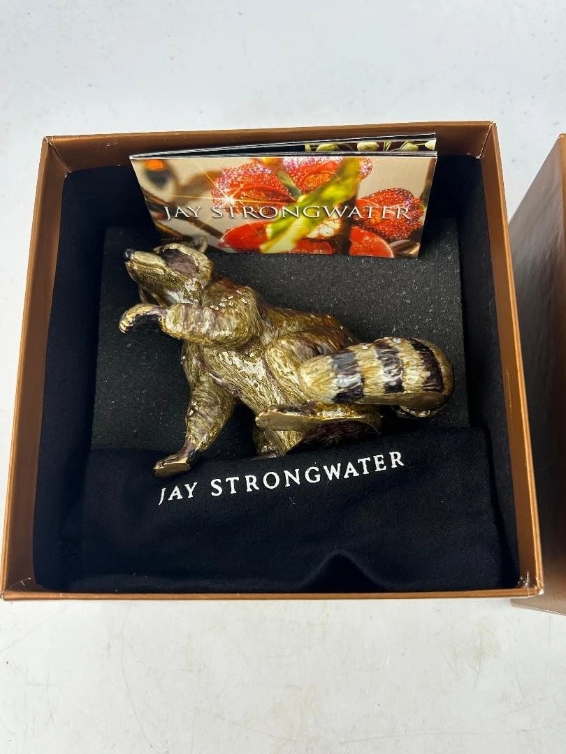JAY STRONGWATER RARE RETAIRED LARGE RACCOON FIGURINE SWAROVSKI CRYSTALS MINT IN BOX: JAY STRONGWATER RARE RETAIRED LARGE RACCOON FIGURINE SWAROVSKI CRYSTALS MINT IN BOX APPROXIMATELY 5"x4".MINT LIKE NEW CONDITION, SEE PHOTOS. 100% AUTHENTIC. MADE IN USA, COMES WITH ORIGINAL J.S.BOX, D