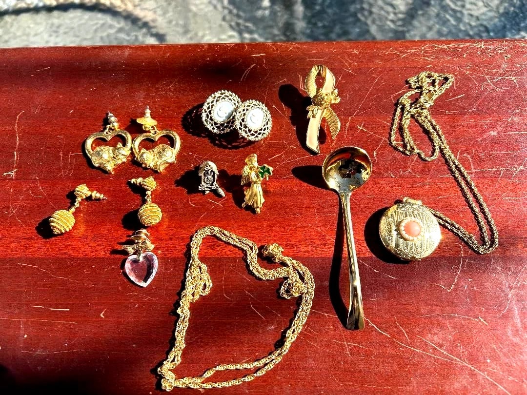 AVON Gold Tone, Lot of Vintage Estate Costume Jewelry. All wearable / mint condition. Signed: AVON Gold Tone, Lot of Vintage Estate Costume Jewelry. All wearable / mint condition. Signed 100% AuthenticGreat Vintage Condition. Please see the pictures.