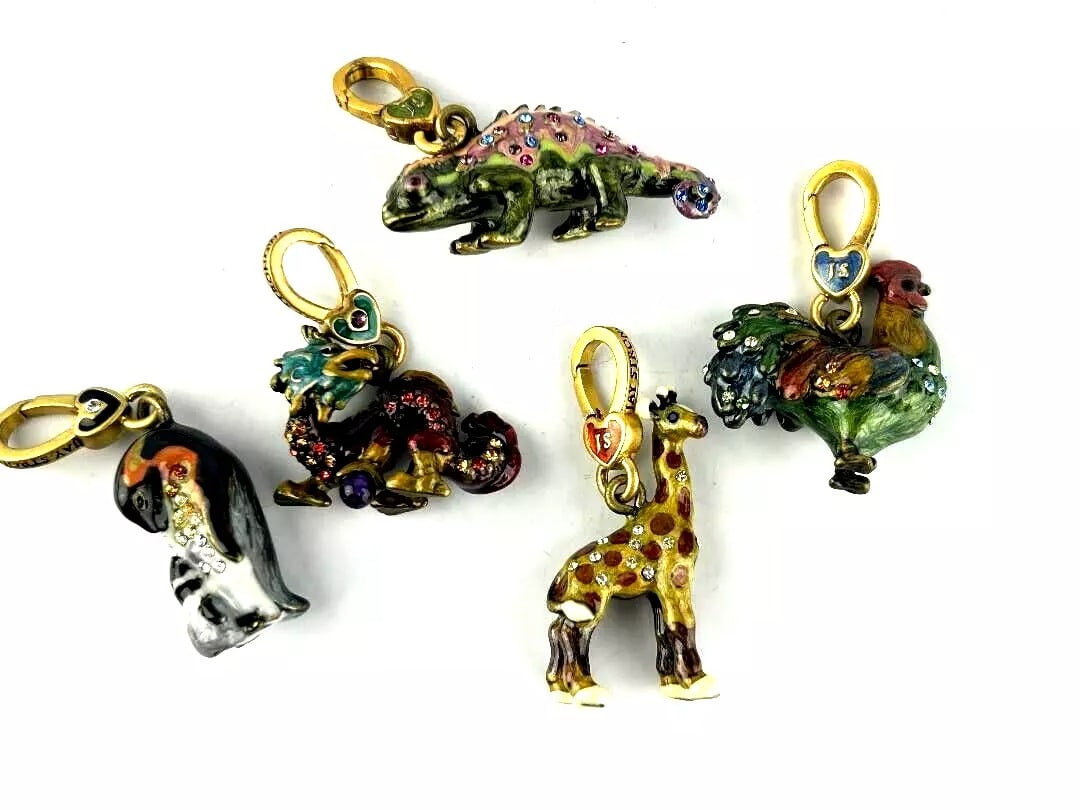 JAY STRONGWATER 5 ANIMAL CHARMS SWAROVSKI CRYSTALS: JAY STRONGWATER SET OF 5 RARE ANIMAL CHARMS SWAROVSKI CRYSTALS MADE IN USA BRAND NEW WITH J.S. DUST BAGS 100% Authentic, Great GiftYou are getting 5 gorgeous charms. ( GIRAFFE, MOTHER PENGUIN WITH BAB