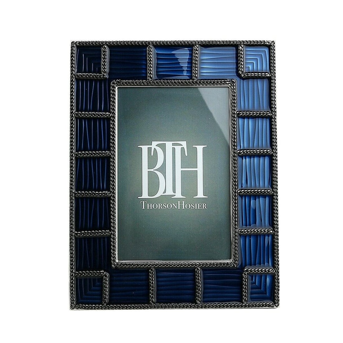 THORSON HOSIER 4x6 BOGATA SAPPHIRE ENAMEL METAL FRAME #28 BX17/20/27: Thorson & HosierAmazing High Quality Frame - #28Name: BOGATAColor: "SAPPHIRE"Will fit 4"x 6" photoFrame: 8.75" x 6.75"This frame made in USA at the same factory where they made all Jay Strongwater ite