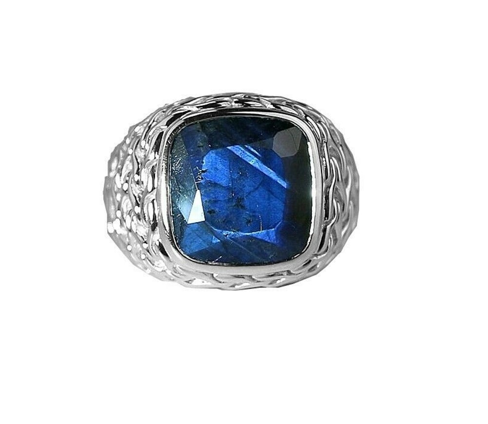 JOHN HARDY CLASSIC CHAIN MAGIC CUT BLUE LABRADORITE SZ 7: JOHN HARDY LARGE CLASSIC CHAIN RING - # 75RMADE OF SOLID .925 STERLING SILVERBLUE LABRADORITEApproximately: Stone: 14 mm SquareRing: 24 mm Wide x 19 mm Deep x 25 mm TallSIZE 7