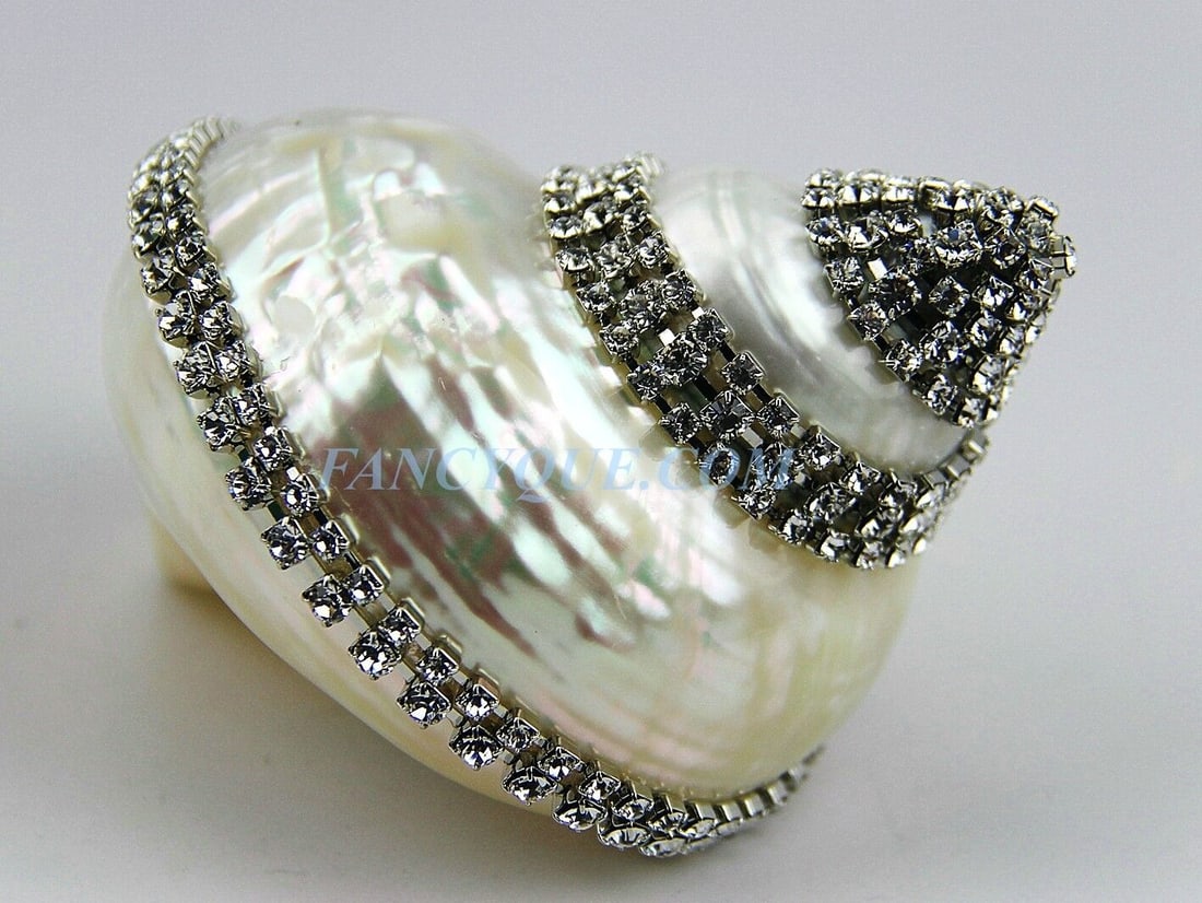 THORSON HOSIER CRYSTAL LARGE SHELL PERL TURBO SWAROVSKI: Thorson & HosierAmazing High Quality Shell - # 7Called PEARL TURBO, polished by hand.Handset SWAROVSKI CRYSTALSApprox: 4 1/4" x 2 3/4" x 3 1/2"This amazing shell made in USA at the same factory where 