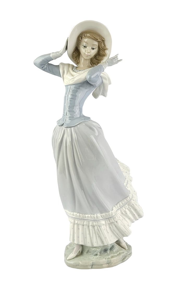 LLADRO 4936 Spring Breeze Vincente Martinez Mint Condition: LLADROSpring Breeze by Vincente Martinez, No. 4936 This is an Original Item.Mint ConditionDepicts a Young Woman in Victorian Dress Holding Her Wind-Blown Hat.Was Gently Displayed for many years.We don