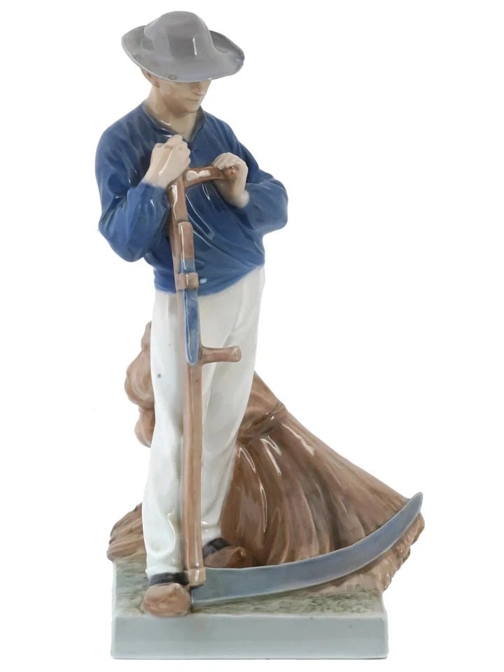 DANISH ROYAL COPENHAGEN MOWER PORCELAIN FIGURINE GOOD ANTIQUE COND. 10" H, # 685 (1 of 5)