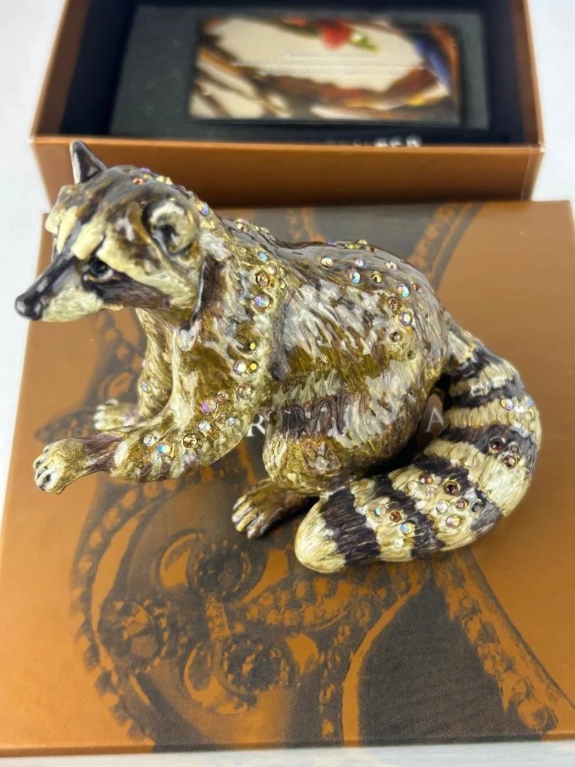 JAY STRONGWATER RARE RETAIRED LG. RACOON FIGURINE SWAROVSKI CRYSTALS MINT IN BOX Fancique (900): JAY STRONGWATER RARE RETIRED LARGE RACCOON FIGURINE SWAROVSKI CRYSTALS MINT IN BOXAPPROXIMATELY 5"x4".MINT, LIKE NEW CONDITION, SEE PHOTOS. 100% AUTHENTIC. MADE IN USA, COMES WITH ORIGINAL J.S.BOX, DU