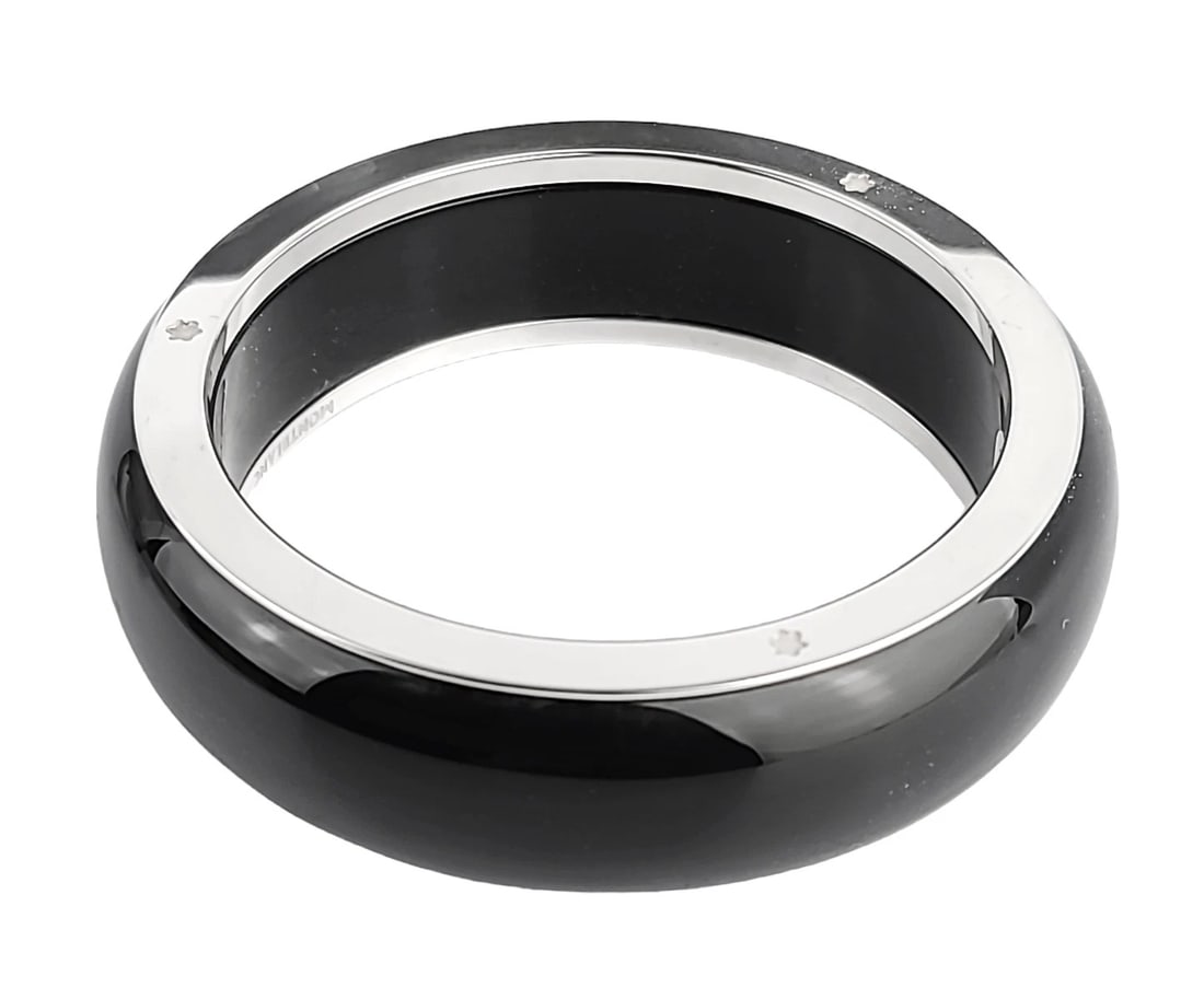 MONTBLANC STERLING SILVER WIDE BLACK RESIN BRACELET SIZE M ITALY 11856764: MONTBLANC EXTREMELY RARE!FINE JEWELRY COLLECTION AMAZING BRACELETSTERLING SILVER BANGLE WITHBLACK RESIN 84 mm (3.25") Outside64 mm (2.52") Inside11 mm Thick22 mm Wide 100% AUTHENTIC & 100% BRAND NEW O