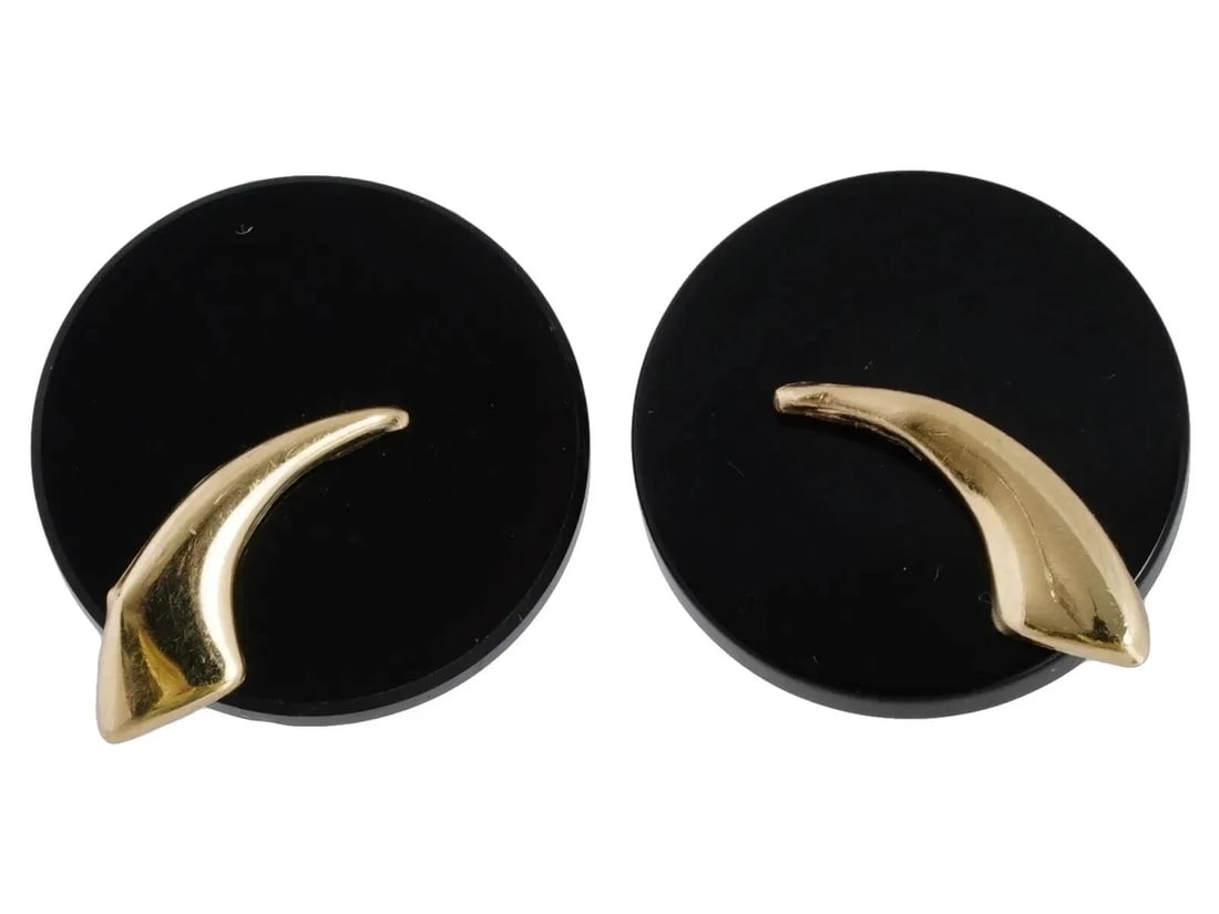 GORGEOUS VINTAGE SOLID 14K Yellow Gold Black Onyx Stud Earrings 2.2 Grams: GORGEOUS VINTAGE SOLID 14K Yellow Gold Black Onyx Stud Earrings 2.2 GramsA pair of vintage round designers stud earrings made of black onyx and 14k solid gold. Marked on the clasp with a 14K gold mark
