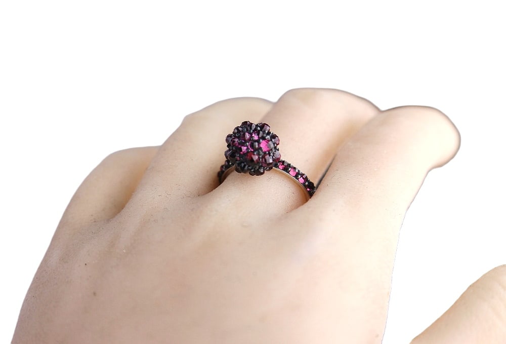 DAVID YURMAN STERLING SILVER CABLE BERRIES OSETRA RHODELITE GARNET RING SZ 8: DAVID YURMAN AWESOME CABLE BERRIES RING SIZE 7.5WITH RHODELITE GARNETMADE OF SOLID .925 STERLING SILVER3 mm Wide RingBall: 10 mm DiameterBall is Movable, it sits on the stem.This Ring is SIZE 7.5Retai