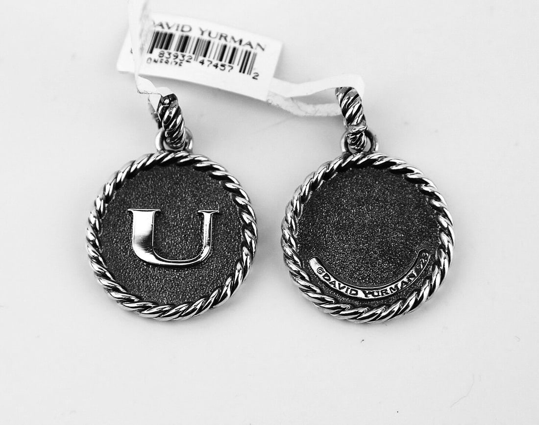 DAVID YURMAN SOLID STERLING SILVER INITIAL "U" 23 mm ROUND PENDANT: 100% AUTHENTICAbsolutely UNIQUE & GORGEOUS! DAVID YURMANINITIAL "U" STERLING SILVER PENDANT23 mm DIAMETER34 mm LONG WITH BALEMADE OF .925 STERLING SILVERNO CHAIN INCLUDEDORIGINAL BOX, POUCH & POLISHIN