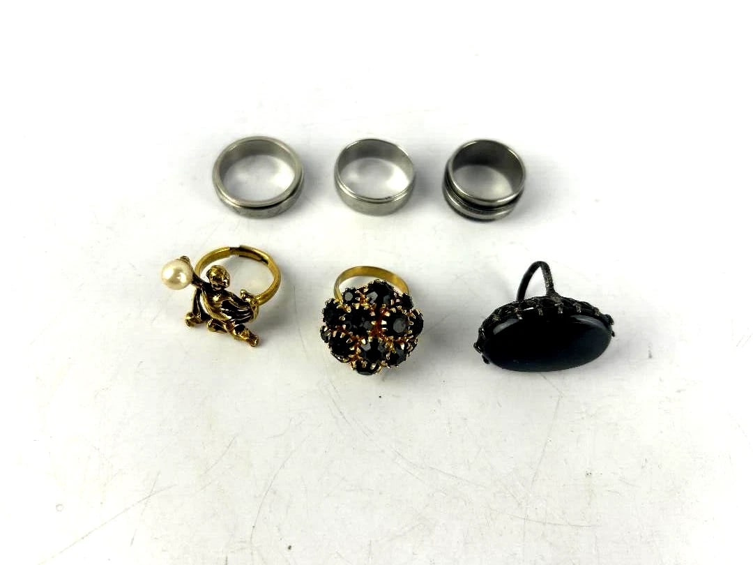 Lot Of 6 Vintage Rings, Cupid with Pearl, 2 Evening with Black Agate & 3 Bands: Lot Of 6 Vintage Rings, Cupid with Pearl, 2 Evening with Black Agate & 3 BandsGood Vintage Condition, No Missing Stones, no missing stones; see pictures