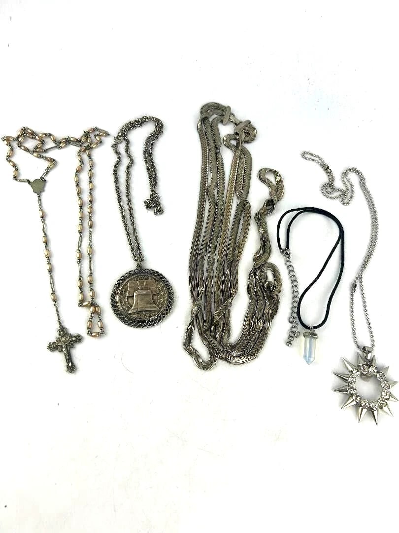 Vintage Lot of Wearable Jewelry Necklace / Pendant Silver/Gold Tone (1 of 7)