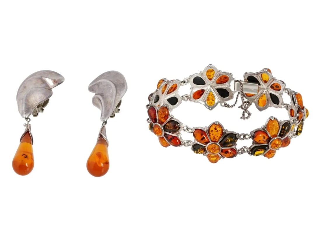 GORGEOUS SET OF STERLING SILVER NATURAL AMBER MEXICAN CLIPS AND POLISH BRACELET: GORGEOUS VINTAGE SET OF STERLING SILVER NATURAL GREAT QUALITY AMBER MEXICAN CLIPS AND POLISH NATURAL AMBER BRACELET 100% AUTHENTIC, GREAT GIFTA lot of Sterling Silver costume jewelry wares. The lot in