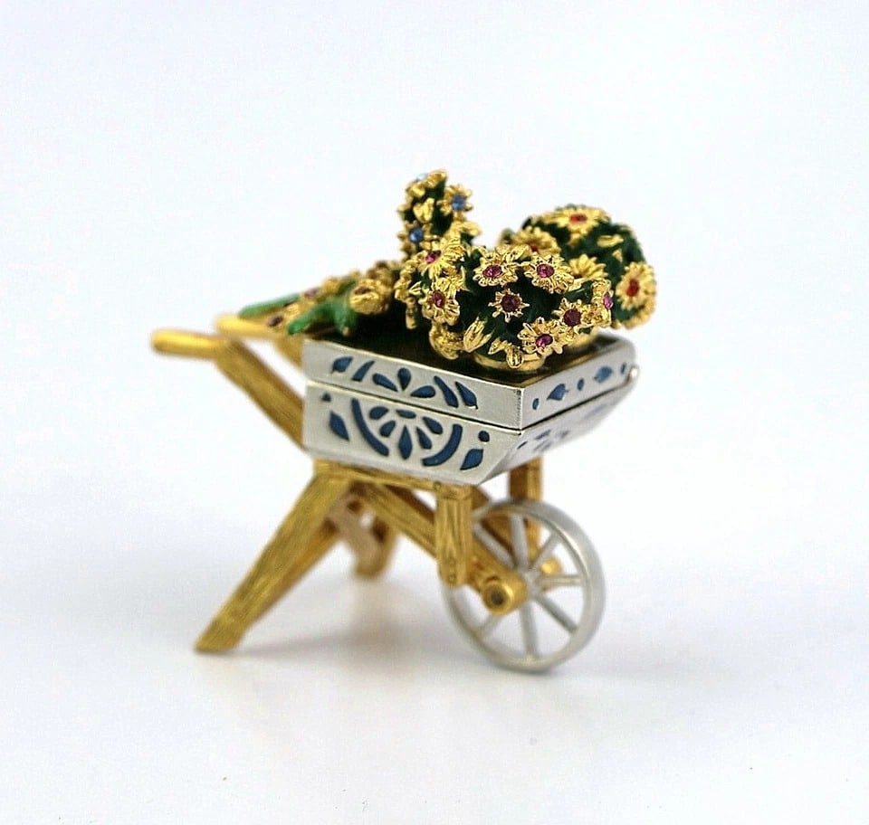 ESTEE LAUDER 2004 FLOWER WHEELBARROW EMPTY NO PERFUME NEW (1 of 5)
