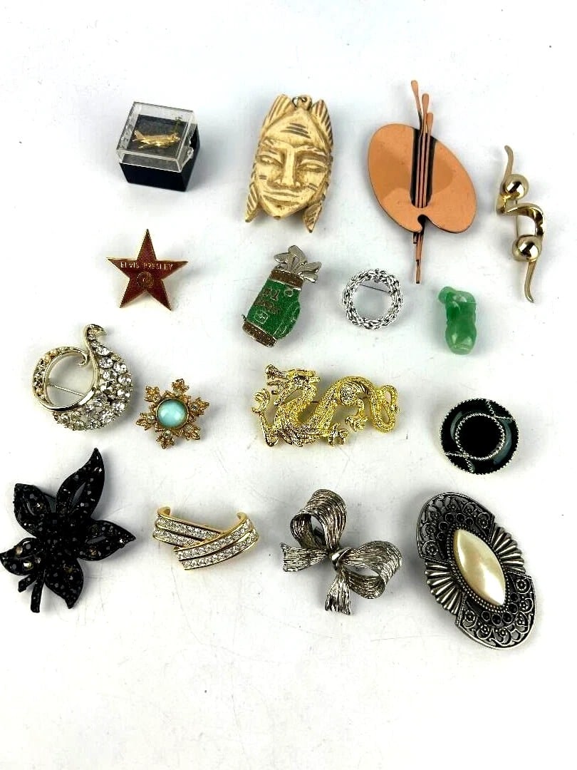 Great Estate Collection of 16 Vintage / Antique Brooches, Pins, Pendants: Great Estate Collection of 16 Vintage / Antique Brooches, Pins, Pendants. Jade,Pearl, Cat Eye E.T.C.Overall Good Antique / Vintage Condition. A few stones are missing, Please see the pictures.