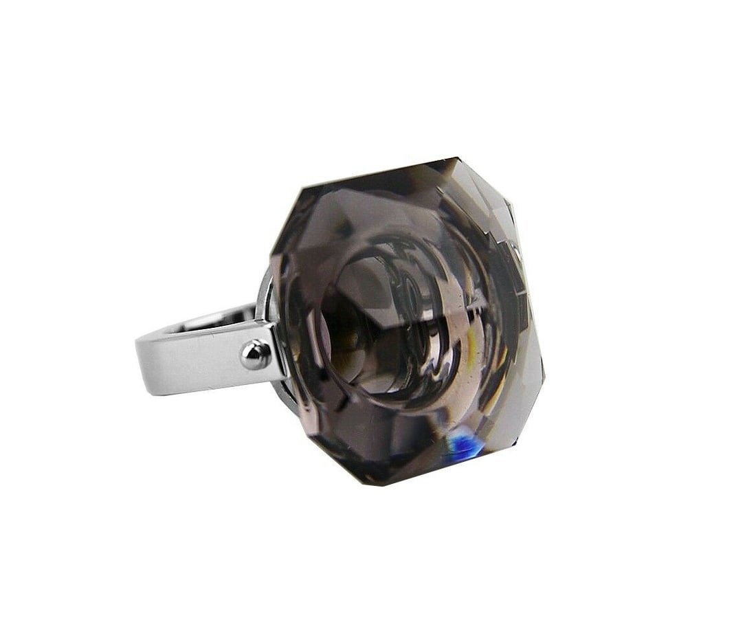 BACCARAT JEWELRY BOUCHONS DE CARAFE STERLING SILVER MIST RING Size: 51 EU-5.5 US: BRAND NEWMADE IN FRANCE100% AUTHENTICBACCARATBOUCHONS DE CARAFE .925 STERLING SILVER RINGMain Stone: Full-Lead Crystal, SQUARE MISTSIZE: 51 EU = 5.5 USTotal High: 37 mmCrystal: 24 mm Square x 16 mm De