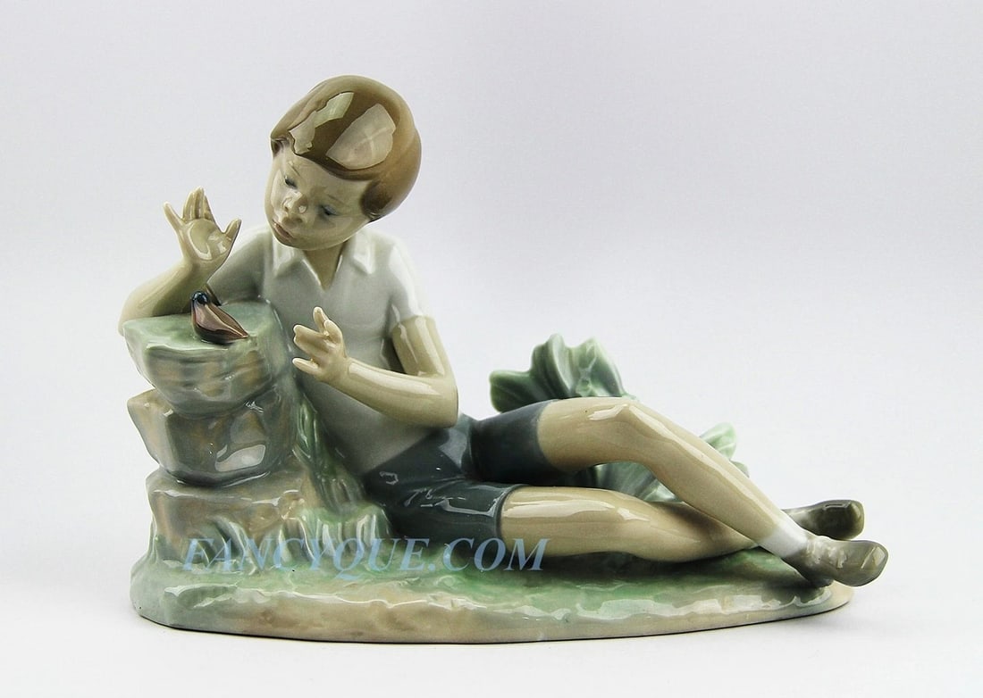LLADRO BEAUTIFUL FIGURINE BOY PLAYING WITH BIRD 8" WIDE x 6" TALL MINT 4858: LLADROBEAUTIFUL FIGURINE BOY PLAYING WITH BIRDModel: 48588" WIDE x 6" TALLHandcrafted in SPAINMINT CONDITION, NO BOX.