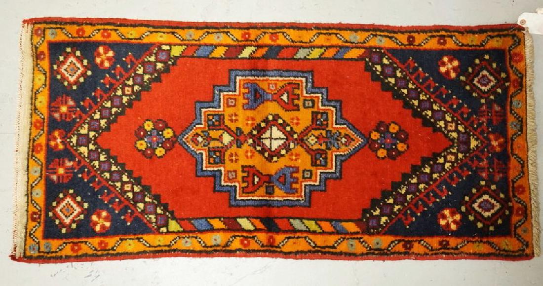 SMALL HAND WOVEN ORIENTAL THROW RUG MEASURING 4 FT X 1 (1 of 1)