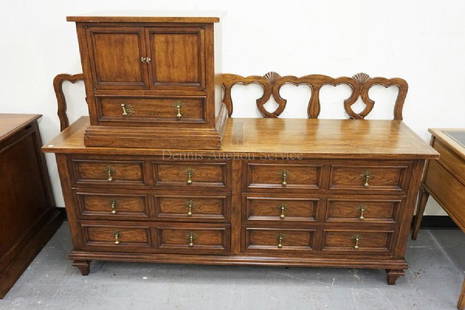 3 PIECE BEDROOM SET BY JOHN STUART. LOW CHEST,: 3 PIECE BEDROOM SET BY JOHN STUART. LOW CHEST, NIGHTSTAND, AND A KING SIZE BED.