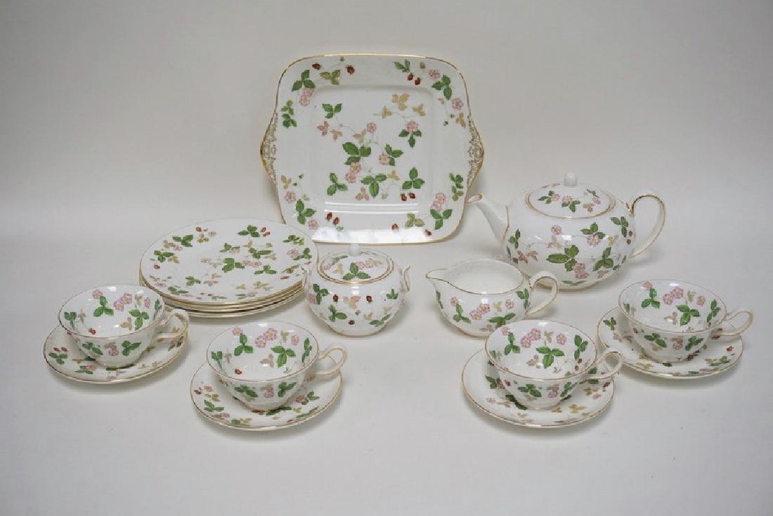 16 PIECE WEDGWOOD *WILD STRAWBERRY* DESSERT SET. (1 of 4)