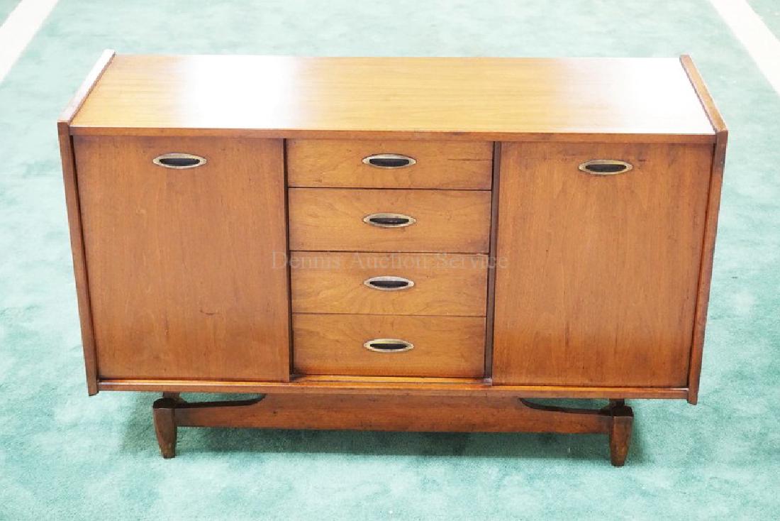 MID CENTURY MODERN CREDENZA WITH 2 SLIDING DOORS AND 4: MID CENTURY MODERN CREDENZA WITH 2 SLIDING DOORS AND 4 DRAWERS IN THE CENTER. 49 1/2 INCHES WIDE. 31 INCHES HIGH.